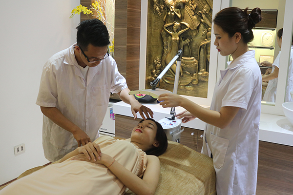 Chuyên gia tư vấn và kiểm tra da trước khi trị mụn 